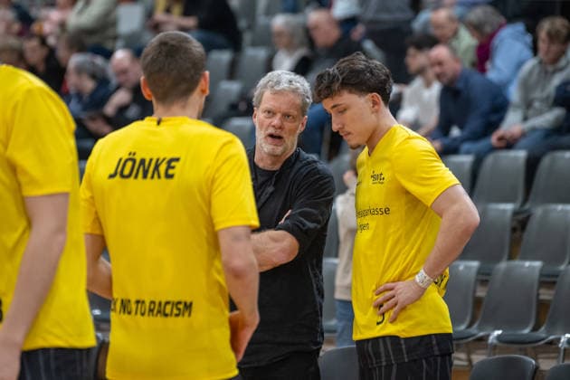 Eric Detlev Tigers Tuebingen, Head Coach in conversation with Till Joenke Tigers Tuebingen, 26 and Kaya Bayram Tigers Tuebingen, 05 Bayer Giants Leverkusen vs Tigers Tuebingen, Basketball, Barmer 2 Basketballbundesliga, 24 Matchday, Season 2025 2026, 21 02 2026 Bayer Giants Leverkusen vs Tigers Tuebingen, Basketball, Barmer 2 Basketballbundesliga, Pro A, 24 Matchday, Season 2025 2026, 21 02 2026 Leverkusen Copyright: xEibner-Pressefoto ThomasxHaeslerx EP_THR