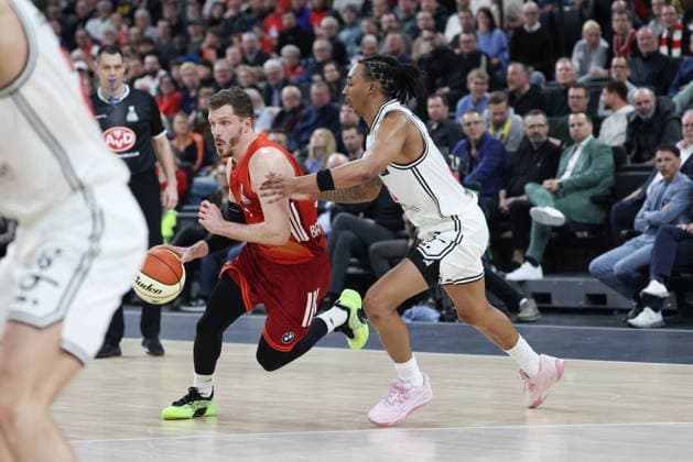Andreas Obst FC Bayern Basketball, 13 with Austin Crowley BMA365 Bamberg Baskets, 85 , GER, FC Bayern Basketball vs BMA365 Bamberg Baskets, Basketball, BBL Pokal, BMW TOP FOUR, Semifinal, Season 2025 2026, 21 02 2026, GER, FC Bayern Basketball vs BMA365 Bamberg Baskets, Basketball, BBL Pokal, BMW TOP FOUR, Semifinal, Season 2025 2026, 21 02 2026 Muenchen Copyright: xEibner-Pressefoto JennixMaulx EP_JML