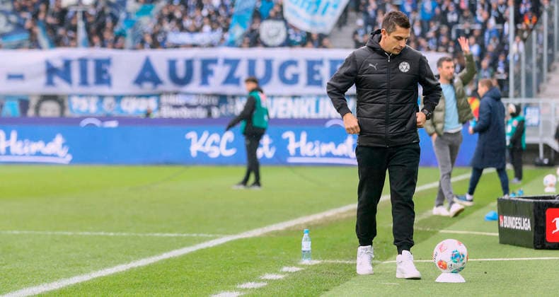 Foto : skeptische Miene bei ... Trainer Marcel RAPP (Kiel) Fussball 2. Bundesliga , 23. Spieltag am Sa. 11.02.2026 Karlsruher SC - Holstein Kiel