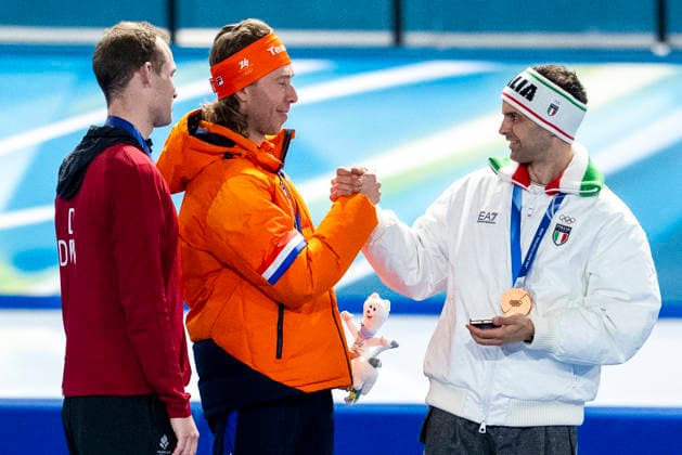 Speed skating, Eisschnelllauf - Milano Cortina 2026 Winter Olympics: Day 15 Silver medallist Denmark s Viktor Hald Thorup, gold medallist Netherlands Jorrit Bergsma and bronze medallist Italy s Andrea Giovannini pose following the victory ceremony of the speed skating men s mass start final during the Milano Cortina 2026 Winter Olympic Games, Olympische Spiele, Olympia, OS at Milano Speed Skating Stadium in Milan on February 21, 2026. Milano Italy  Copyright: xAndrzejxIwanczukx originalFilename:iwanczuk-speedska260221_npgAt.jpg