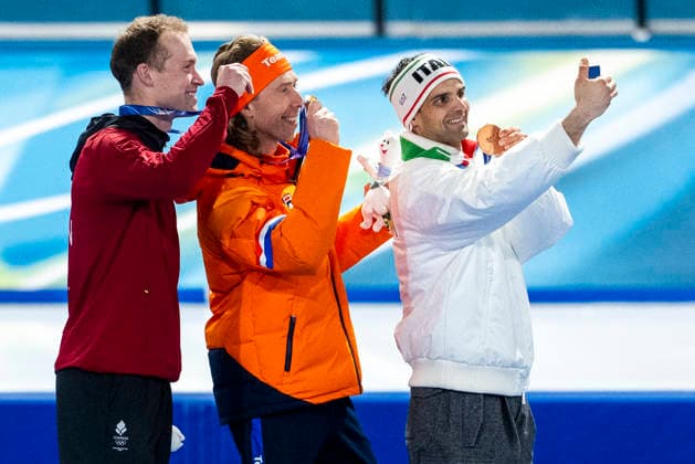 Speed skating, Eisschnelllauf - Milano Cortina 2026 Winter Olympics: Day 15 Silver medallist Denmark s Viktor Hald Thorup, gold medallist Netherlands Jorrit Bergsma and bronze medallist Italy s Andrea Giovannini pose following the victory ceremony of the speed skating men s mass start final during the Milano Cortina 2026 Winter Olympic Games, Olympische Spiele, Olympia, OS at Milano Speed Skating Stadium in Milan on February 21, 2026. Milano Italy  Copyright: xAndrzejxIwanczukx originalFilename:iwanczuk-speedska260221_npjIe.jpg