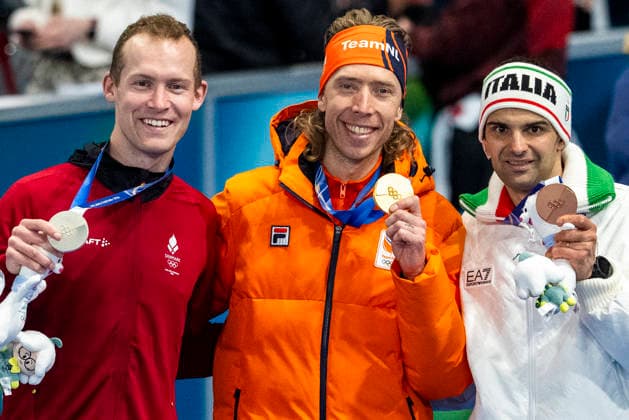Speed skating, Eisschnelllauf - Milano Cortina 2026 Winter Olympics: Day 15 Silver medallist Denmark s Viktor Hald Thorup, gold medallist Netherlands Jorrit Bergsma and bronze medallist Italy s Andrea Giovannini pose following the victory ceremony of the speed skating men s mass start final during the Milano Cortina 2026 Winter Olympic Games, Olympische Spiele, Olympia, OS at Milano Speed Skating Stadium in Milan on February 21, 2026. Milano Italy  Copyright: xAndrzejxIwanczukx originalFilename:iwanczuk-speedska260221_nplV7.jpg