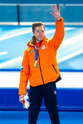 Speed skating, Eisschnelllauf - Milano Cortina 2026 Winter Olympics: Day 15 Gold medallist Netherlands Jorrit Bergsma poses following the victory ceremony of the speed skating men s mass start final during the Milano Cortina 2026 Winter Olympic Games, Olympische Spiele, Olympia, OS at Milano Speed Skating Stadium in Milan on February 21, 2026. Milano Italy  Copyright: xAndrzejxIwanczukx originalFilename:iwanczuk-speedska260221_npzoo.jpg