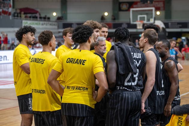 Eric Detlev Tigers Tuebingen, Head Coach has gathered his team once again Bayer Giants Leverkusen vs Tigers Tuebingen, Basketball, Barmer 2 Basketballbundesliga, 24 Matchday, Season 2025 2026, 21 02 2026 Bayer Giants Leverkusen vs Tigers Tuebingen, Basketball, Barmer 2 Basketballbundesliga, Pro A, 24 Matchday, Season 2025 2026, 21 02 2026 Leverkusen Copyright: xEibner-Pressefoto ThomasxHaeslerx EP_THR