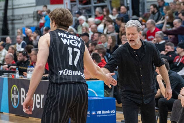 Eric Detlev Tigers Tuebingen, Head Coach claps with Lukas Max Millner Tigers Tuebingen, 17 ab Bayer Giants Leverkusen vs Tigers Tuebingen, Basketball, Barmer 2 Basketballbundesliga, 24 Spieltag, Saison 2025 2026, 21 02 2026 Bayer Giants Leverkusen vs Tigers Tuebingen, Basketball, Barmer 2 Basketballbundesliga, Pro A, 24 Spieltag, Saison 2025 2026, 21 02 2026 Leverkusen Copyright: xEibner-Pressefoto ThomasxHaeslerx EP_THR