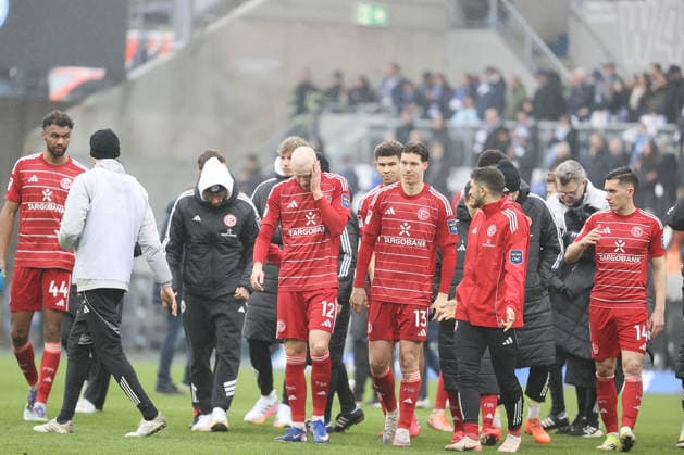21 02 2026, xtvx, Fussball 2 Bundesliga, SV Darmstadt 98 Fortuna Duesseldorf v l Valgeir Lunddal Fortuna Duesseldorf Cedric Itten Fortuna Duesseldorf nach dem Spiel, after the match enttaeuscht, enttaeuscht Blickend, dissapointed DFL DFB REGULATIONS PROHIBIT ANY USE OF PHOTOGRAPHS as IMAGE SEQUENCES and or QUASI VIDEO Darmstadt