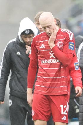21 02 2026, xtvx, Fussball 2 Bundesliga, SV Darmstadt 98 Fortuna Duesseldorf v l Valgeir Lunddal Fortuna Duesseldorf enttaeuscht, enttaeuscht Blickend, dissapointed nach dem Spiel, after the match DFL DFB REGULATIONS PROHIBIT ANY USE OF PHOTOGRAPHS as IMAGE SEQUENCES and or QUASI VIDEO Darmstadt