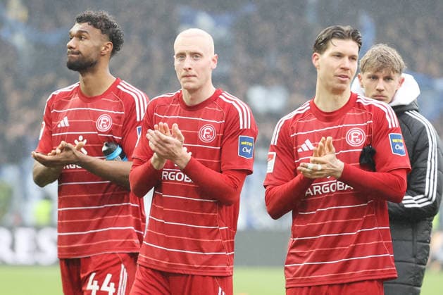 21 02 2026, xtvx, Fussball 2 Bundesliga, SV Darmstadt 98 Fortuna Duesseldorf v l Elias Egouli Fortuna Duesseldorf Valgeir Lunddal Fortuna Duesseldorf Cedric Itten Fortuna Duesseldorf nach dem Spiel, after the match thanking the fans, applauds the fans DFL DFB REGULATIONS PROHIBIT ANY USE OF PHOTOGRAPHS as IMAGE SEQUENCES and or QUASI VIDEO Darmstadt