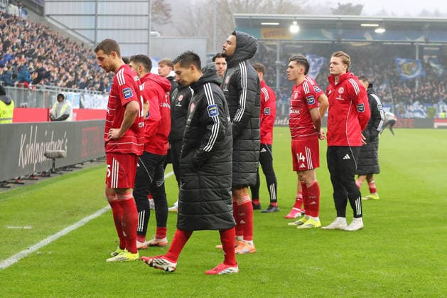 21 02 2026, xtvx, Fußball 2 Bundesliga, SV Darmstadt 98 Fortuna Duesseldorf v l Mannschaft Duesseldorf nach dem Spiel, after the match DFL DFB REGULATIONS PROHIBIT ANY USE OF PHOTOGRAPHS as IMAGE SEQUENCES and or QUASI VIDEO Darmstadt