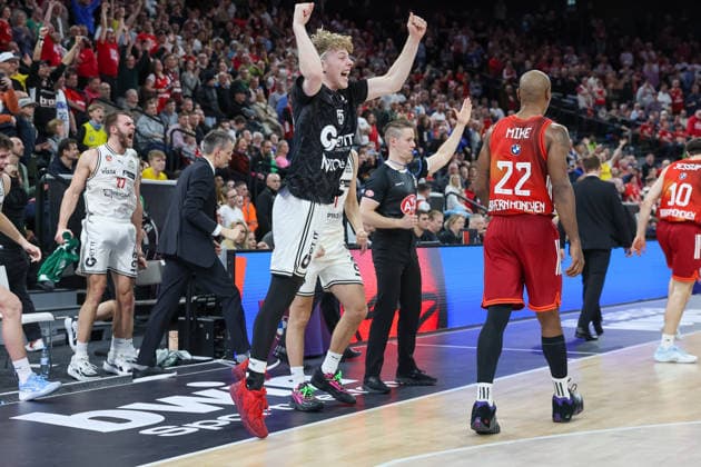 The players of BMA365 Bamberg Baskets celebrate the victory, Nico Hoellerl BMA365 Bamberg Baskets, 55 , Emotions, GER, FC Bayern Basketball vs BMA365 Bamberg Baskets, Basketball, BBL Pokal, BMW TOP FOUR, Semi-final, Season 2025 2026, 21 02 2026, GER, FC Bayern Basketball vs BMA365 Bamberg Baskets, Basketball, BBL Pokal, BMW TOP FOUR, Semi-final, Season 2025 2026, 21 02 2026 Munich Copyright: xEibner-Pressefoto JennixMaulx EP_JML