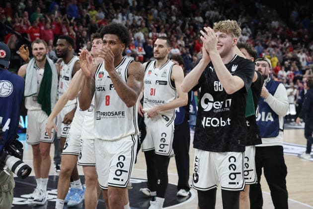 The players of BMA365 Bamberg Baskets celebrate the victory, Emotions, GER, FC Bayern Basketball vs BMA365 Bamberg Baskets, Basketball, BBL Pokal, BMW TOP FOUR, Semi-final, Season 2025 2026, 21 02 2026, GER, FC Bayern Basketball vs BMA365 Bamberg Baskets, Basketball, BBL Pokal, BMW TOP FOUR, Semi-final, Season 2025 2026, 21 02 2026 Munich Copyright: xEibner-Pressefoto JennixMaulx EP_JML