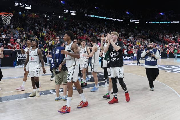 The players of BMA365 Bamberg Baskets celebrate the victory, Emotions, GER, FC Bayern Basketball vs BMA365 Bamberg Baskets, Basketball, BBL Pokal, BMW TOP FOUR, Semi-final, Season 2025 2026, 21 02 2026, GER, FC Bayern Basketball vs BMA365 Bamberg Baskets, Basketball, BBL Pokal, BMW TOP FOUR, Semi-final, Season 2025 2026, 21 02 2026 Munich Copyright: xEibner-Pressefoto JennixMaulx EP_JML