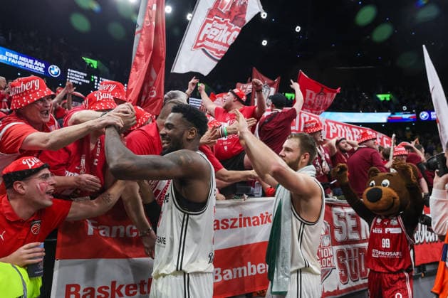 The players of BMA365 Bamberg Baskets celebrate the victory, emotions, celebrate with the fans, GER, FC Bayern Basketball vs BMA365 Bamberg Baskets, Basketball, BBL Cup, BMW TOP FOUR, semi-final, 2025 2026 season, 21 02 2026, GER, FC Bayern Basketball vs BMA365 Bamberg Baskets, Basketball, BBL Cup, BMW TOP FOUR, semi-final, 2025 2026 season, 21 02 2026 Munich Copyright: xEibner-Pressefoto JennixMaulx EP_JML