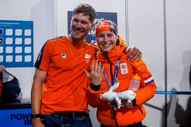 friend Mike Dogterom proposes to Marijke Groenewoud of the Netherlands after Women s Mass Start Final, Milano Cortina 2026 Winter Olympics: Day 15, Speed skating, Eisschnelllauf - Milano Cortina 2026 Winter Olympics: Day 15, Milano Speed Skating Stadium, February 21, 2026, Milan, Italy.