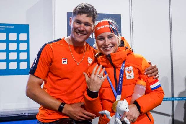 friend Mike Dogterom proposes to Marijke Groenewoud of the Netherlands after Women s Mass Start Final, Milano Cortina 2026 Winter Olympics: Day 15, Speed skating, Eisschnelllauf - Milano Cortina 2026 Winter Olympics: Day 15, Milano Speed Skating Stadium, February 21, 2026, Milan, Italy.