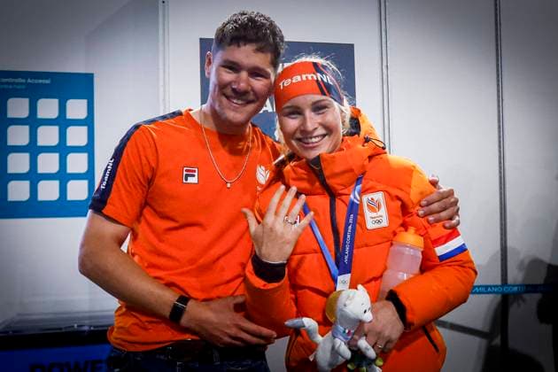 friend Mike Dogterom proposes to Marijke Groenewoud of the Netherlands after Women s Mass Start Final, Milano Cortina 2026 Winter Olympics: Day 15, Speed skating, Eisschnelllauf - Milano Cortina 2026 Winter Olympics: Day 15, Milano Speed Skating Stadium, February 21, 2026, Milan, Italy.