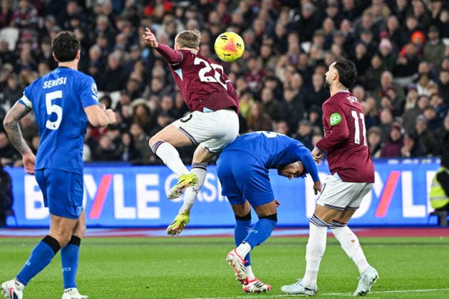 West Ham United v Bournemouth, Premier League West Ham United forward Jarrod Bowen (20) and AFC Bournemouth defender James Hill (23) challenge for a header during the Premier League match between West Ham United and Bournemouth at the London Stadium, London, UK on 21 February 2026. London London Stadium UK Editorial use only DataCo restrictions apply See www.football-dataco.com , Copyright: xSimonxTraylenx PSI-23788-0004
