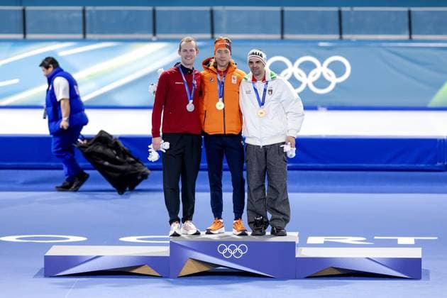 MILAN (l-r) Viktor Hald Thorup, Jorrit Bergsma, and Andrea Giovanni on the podium after the mass start event at the Milan Ice Park at the Winter Olympics in Milan and Cortina d Ampezzo. ROBIN VAN LONKHUIJSEN ANP xVIxANPxSportx xxANPxIVx 551380915 originalFilename: 551380915.jpg