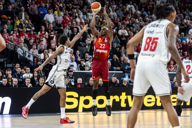 GER, BMW Top Four, Basketball BBL Pokal, semi-final, FC Bayern München Basketball BMA365 Bamberg Baskets 21 02 2026, SAP Garden, Munich, GER, BMW Top Four, Basketball BBL Pokal, semi-final, FC Bayern München Basketball BMA365 Bamberg Baskets Isiaha Mike FC Bayern München Basketball 22 , Demarcus Demonia BMA365 Bamberg Baskets, 8 Photo Alexander Trienitz Munich SAP Garden Bayern Germany