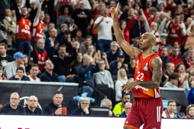 GER, BMW Top Four, Basketball BBL Pokal, semi-final, FC Bayern München Basketball BMA365 Bamberg Baskets 21 02 2026, SAP Garden, Munich, GER, BMW Top Four, Basketball BBL Pokal, semi-final, FC Bayern München Basketball BMA365 Bamberg Baskets Isiaha Mike FC Bayern München Basketball 22 cheers Photo Alexander Trienitz Munich SAP Garden Bayern Germany
