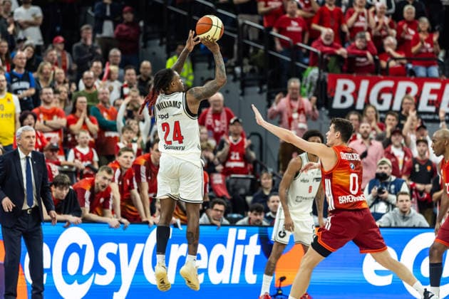 GER, BMW Top Four, Basketball BBL Cup, semi-final, FC Bayern München Basketball BMA365 Bamberg Baskets 21 02 2026, SAP Garden, Munich, GER, BMW Top Four, Basketball BBL Cup, semi-final, FC Bayern München Basketball BMA365 Bamberg Baskets Cobe Williams BMA365 Bamberg Baskets, 24 , Nenad Dimitrijevic FC Bayern München Basketball 0 Photo Alexander Trienitz Munich SAP Garden Bayern Germany