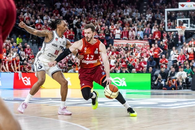 GER, BMW Top Four, Basketball BBL Pokal, semi-final, FC Bayern München Basketball BMA365 Bamberg Baskets 21 02 2026, SAP Garden, Munich, GER, BMW Top Four, Basketball BBL Pokal, semi-final, FC Bayern München Basketball BMA365 Bamberg Baskets Andreas Obst FC Bayern München Basketball 13 , Austin Crowley BMA365 Bamberg Baskets, 85 Photo Alexander Trienitz Munich SAP Garden Bayern Germany