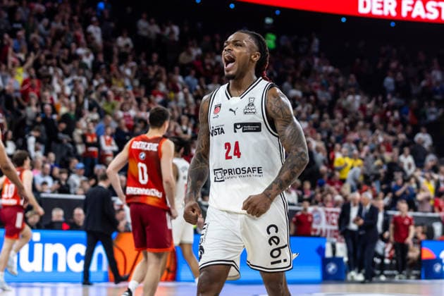 GER, BMW Top Four, Basketball BBL Cup, semi-final, FC Bayern Munich Basketball BMA365 Bamberg Baskets 21 02 2026, SAP Garden, Munich, GER, BMW Top Four, Basketball BBL Cup, semi-final, FC Bayern Munich Basketball BMA365 Bamberg Baskets Cobe Williams BMA365 Bamberg Baskets, 24 cheers Photo Alexander Trienitz Munich SAP Garden Bayern Germany