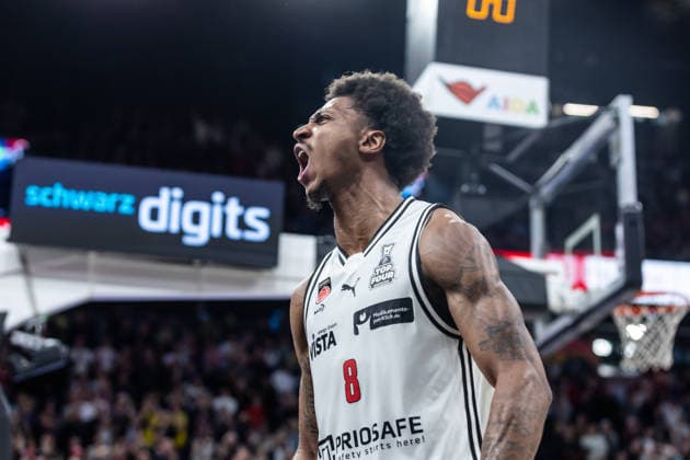 GER, BMW Top Four, Basketball BBL Pokal, semi-final, FC Bayern München Basketball BMA365 Bamberg Baskets 21 02 2026, SAP Garden, Munich, GER, BMW Top Four, Basketball BBL Pokal, semi-final, FC Bayern München Basketball BMA365 Bamberg Baskets Demarcus Demonia BMA365 Bamberg Baskets, 8 cheers Photo Alexander Trienitz Munich SAP Garden Bayern Germany