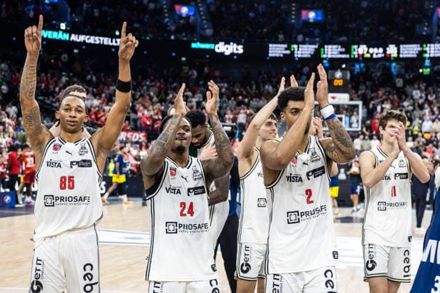 GER, BMW Top Four, Basketball BBL Pokal, semi-final, FC Bayern München Basketball BMA365 Bamberg Baskets 21 02 2026, SAP Garden, Munich, GER, BMW Top Four, Basketball BBL Pokal, semi-final, FC Bayern München Basketball BMA365 Bamberg Baskets Austin Crowley BMA365 Bamberg Baskets, 85 , Cobe Williams BMA365 Bamberg Baskets, 24 , Ibi Watson BMA365 Bamberg Baskets, 2 , Richard Balint BMA365 Bamberg Baskets, 11 cheer Photo Alexander Trienitz Munich SAP Garden Bayern Germany