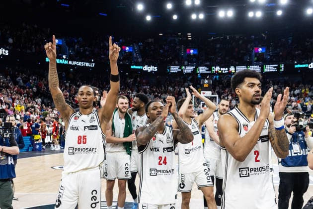GER, BMW Top Four, Basketball BBL Pokal, semi-final, FC Bayern München Basketball BMA365 Bamberg Baskets 21 02 2026, SAP Garden, Munich, GER, BMW Top Four, Basketball BBL Pokal, semi-final, FC Bayern München Basketball BMA365 Bamberg Baskets Austin Crowley BMA365 Bamberg Baskets, 85 , Cobe Williams BMA365 Bamberg Baskets, 24 , Ibi Watson BMA365 Bamberg Baskets, 2 cheer Photo Alexander Trienitz Munich SAP Garden Bayern Germany