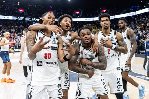 GER, BMW Top Four, Basketball BBL Pokal, Halbfinale, FC Bayern München Basketball - BMA365 Bamberg Baskets. 21.02.2026, SAP Garden, München, GER, BMW Top Four, Basketball BBL Pokal, Halbfinale, FC Bayern München Basketball - BMA365 Bamberg Baskets. Austin Crowley (BMA365 Bamberg Baskets, 85), Demarcus Demonia (BMA365 Bamberg Baskets, 8), Cobe Williams (BMA365 Bamberg Baskets, 24), Ibi Watson (BMA365 Bamberg Baskets, 2) jubeln Foto Alexander Trienitz München SAP Garden Bayern Deutschland *** GER, BMW Top Four, Basketball BBL Pokal, semi-final, FC Bayern München Basketball BMA365 Bamberg Baskets 21 02 2026, SAP Garden, Munich, GER, BMW Top Four, Basketball BBL Pokal, semi-final, FC Bayern München Basketball BMA365 Bamberg Baskets Austin Crowley BMA365 Bamberg Baskets, 85 , Demarcus Demonia BMA365 Bamberg Baskets, 8 , Cobe Williams BMA365 Bamberg Baskets, 24 , Ibi Watson BMA365 Bamberg Baskets, 2 cheer Photo Alexander Trienitz Munich SAP Garden Bayern Germany