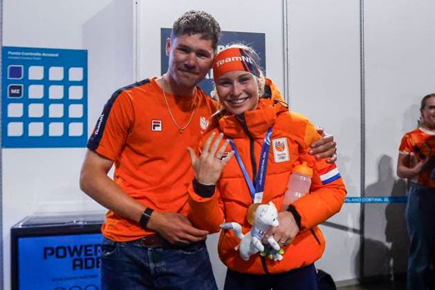 friend Mike Dogterom proposes to Marijke Groenewoud of the Netherlands after Women s Mass Start Final, Milano Cortina 2026 Winter Olympics: Day 15, Speed skating, Eisschnelllauf - Milano Cortina 2026 Winter Olympics: Day 15, Milano Speed Skating Stadium, February 21, 2026, Milan, Italy.