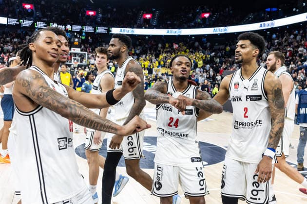 GER, BMW Top Four, Basketball BBL Pokal, semi-final, FC Bayern München Basketball BMA365 Bamberg Baskets 21 02 2026, SAP Garden, Munich, GER, BMW Top Four, Basketball BBL Pokal, semi-final, FC Bayern München Basketball BMA365 Bamberg Baskets ustin Crowley BMA365 Bamberg Baskets, 85 , Demarcus Demonia BMA365 Bamberg Baskets, 8 , Cobe Williams BMA365 Bamberg Baskets, 24 , Ibi Watson BMA365 Bamberg Baskets, 2 cheer Photo Alexander Trienitz Munich SAP Garden Bayern Germany