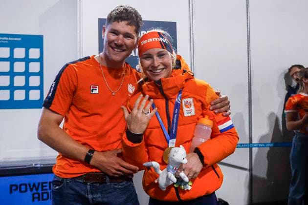 friend Mike Dogterom proposes to Marijke Groenewoud of the Netherlands after Women s Mass Start Final, Milano Cortina 2026 Winter Olympics: Day 15, Speed skating, Eisschnelllauf - Milano Cortina 2026 Winter Olympics: Day 15, Milano Speed Skating Stadium, February 21, 2026, Milan, Italy.