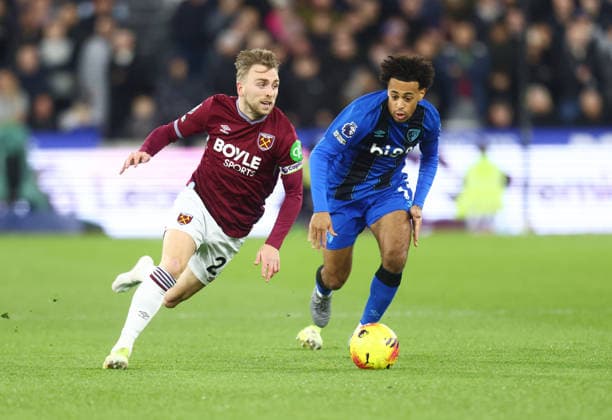 West Ham United v Bournemouth, English Premier League, The London Stadium, London, UK - 21 02 2026 Jarrod Bowen of West Ham United powers past Tyler Adams of Bournemouth during the Premier League game at the London Stadium London The London Stadium London GBR, UK NEWSPAPERS OUT Copyright: xMarkxGreenwoodx