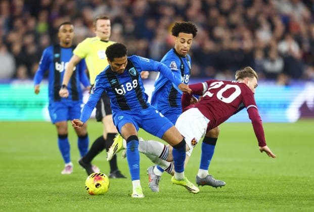 West Ham United v Bournemouth, English Premier League, The London Stadium, London, UK - 21 02 2026 Jarrod Bowen of West Ham United is pressured by Eli Junior Kroupi and Tyler Adams of Bournemouth during the Premier League game at the London Stadium London The London Stadium London GBR, UK NEWSPAPERS OUT Copyright: xMarkxGreenwoodx
