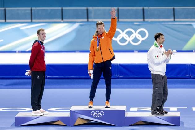 MILAN (l-r) Viktor Hald Thorup, Jorrit Bergsma, and Andrea Giovanni on the podium after the mass start event at the Milan Ice Park at the Winter Olympics in Milan and Cortina d Ampezzo. ROBIN VAN LONKHUIJSEN ANP xVIxANPxSportx xxANPxIVx 551380937 originalFilename: 551380937.jpg