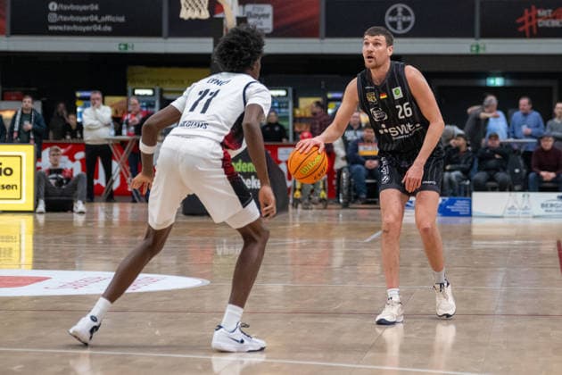 duel between Ricardo Lynch Bayer Giants Leverkusen, 11 and Till Joenke Tigers Tuebingen, 26 Bayer Giants Leverkusen vs Tigers Tuebingen, Basketball, Barmer 2 Basketballbundesliga, 24 Matchday, Season 2025 2026, 21 02 2026 Bayer Giants Leverkusen vs Tigers Tuebingen, Basketball, Barmer 2 Basketballbundesliga, Pro A, 24 Matchday, Season 2025 2026, 21 02 2026 Leverkusen Copyright: xEibner-Pressefoto ThomasxHaeslerx EP_THR