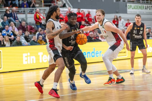 duel between Donte Nicholas Bayer Giants Leverkusen, 15 , Melkisedek Moreaux Tigers Tuebingen, 23 and Soeren Eyke Urbansky Bayer Giants Leverkusen, 51 Bayer Giants Leverkusen vs Tigers Tuebingen, Basketball, Barmer 2 Basketballbundesliga, 24 Matchday, Season 2025 2026, 21 02 2026 Bayer Giants Leverkusen vs Tigers Tuebingen, Basketball, Barmer 2 Basketballbundesliga, Pro A, 24 Matchday, Season 2025 2026, 21 02 2026 Leverkusen Copyright: xEibner-Pressefoto ThomasxHaeslerx EP_THR