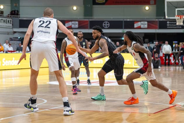 duel between Bernard Joel Pelote III Tigers Tuebingen, 01 and Donte Nicholas Bayer Giants Leverkusen, 15 Bayer Giants Leverkusen vs Tigers Tuebingen, Basketball, Barmer 2 Basketballbundesliga, 24 Matchday, Season 2025 2026, 21 02 2026 Bayer Giants Leverkusen vs Tigers Tuebingen, Basketball, Barmer 2 Basketballbundesliga, Pro A, 24 Matchday, Season 2025 2026, 21 02 2026 Leverkusen Copyright: xEibner-Pressefoto ThomasxHaeslerx EP_THR