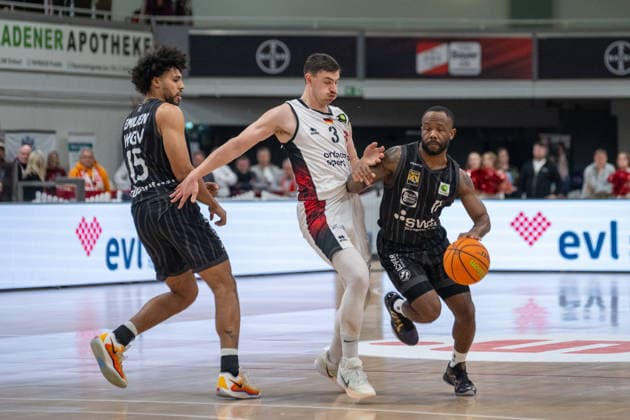 duel between Patrick Emilien Tigers Tuebingen, 15 , Luca Kahl Bayer Giants Leverkusen, 03 and Jordan Johnson Tigers Tuebingen, 11 Bayer Giants Leverkusen vs Tigers Tuebingen, Basketball, Barmer 2 Basketballbundesliga, 24 Matchday, Season 2025 2026, 21 02 2026 Bayer Giants Leverkusen vs Tigers Tuebingen, Basketball, Barmer 2 Basketballbundesliga, Pro A, 24 Matchday, Season 2025 2026, 21 02 2026 Leverkusen Copyright: xEibner-Pressefoto ThomasxHaeslerx EP_THR