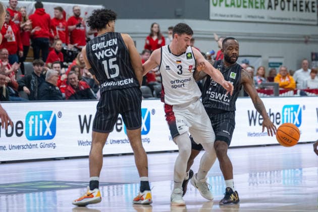 duel between Patrick Emilien Tigers Tuebingen, 15 , Luca Kahl Bayer Giants Leverkusen, 03 and Jordan Johnson Tigers Tuebingen, 11 Bayer Giants Leverkusen vs Tigers Tuebingen, Basketball, Barmer 2 Basketballbundesliga, 24 Matchday, Season 2025 2026, 21 02 2026 Bayer Giants Leverkusen vs Tigers Tuebingen, Basketball, Barmer 2 Basketballbundesliga, Pro A, 24 Matchday, Season 2025 2026, 21 02 2026 Leverkusen Copyright: xEibner-Pressefoto ThomasxHaeslerx EP_THR