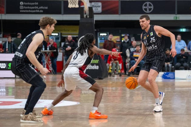 duel between Kobe Langley Bayer Giants Leverkusen, 08 and Till Joenke Tigers Tuebingen, 26 Thereby Lukas Max Millner Tigers Tuebingen, 17 Bayer Giants Leverkusen vs Tigers Tuebingen, Basketball, Barmer 2 Basketballbundesliga, 24 Matchday, Season 2025 2026, 21 02 2026 Bayer Giants Leverkusen vs Tigers Tuebingen, Basketball, Barmer 2 Basketballbundesliga, Pro A, 24 Matchday, Season 2025 2026, 21 02 2026 Leverkusen Copyright: xEibner-Pressefoto ThomasxHaeslerx EP_THR