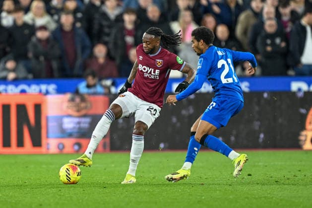 West Ham United v Bournemouth, Premier League West Ham United defender Aaron Wan-Bissaka (29) and AFC Bournemouth forward Amine Adli (21) battles for possession during the Premier League match between West Ham United and Bournemouth at the London Stadium, London, UK on 21 February 2026. London London Stadium UK Editorial use only DataCo restrictions apply See www.football-dataco.com , Copyright: xSimonxTraylenx PSI-23788-0012