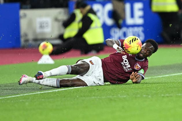 West Ham United v Bournemouth, Premier League West Ham United midfielder Soungoutou Magassa (27) keeps the ball in during the Premier League match between West Ham United and Bournemouth at the London Stadium, London, UK on 21 February 2026. London London Stadium UK Editorial use only DataCo restrictions apply See www.football-dataco.com , Copyright: xSimonxTraylenx PSI-23788-0014
