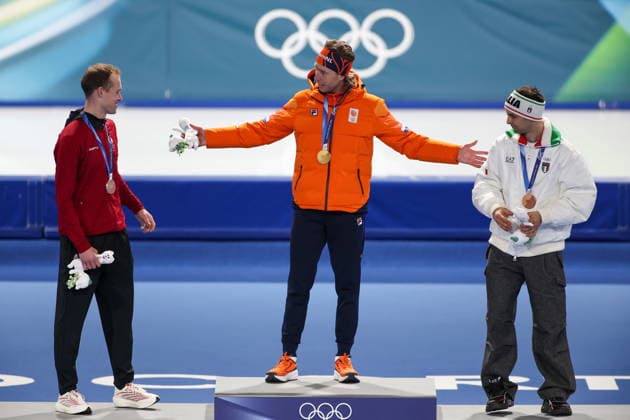 ITALY, MILAN - FEBRUARY 21, 2026: Silver medalist Viktor Hald Thorup of Denmark, gold medalist Jorrit Bergsma of the Netherlands, and bronze medalist Andrea Giovannini (L-R) of Italy pose during a victory ceremony for the men s mass start Speed skating, Eisschnelllauf race at Milano Speed Skating Stadium during the 2026 Winter Olympic Games, Olympische Spiele, Olympia, OS 2026 Winter Olympics: Speed Skating  - ZUMAt113 20260221_zaa_t113_634 Copyright: xPeterxKovalevx