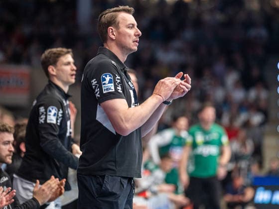 Filip Jicha, Head Coach THW Kiel applauds his team, Frisch Auf Goeppingen vs THW Kiel, Handball, 1 Bundesliga, Men, Season 2025 2026, 21 02 2026, Frisch Auf Goeppingen vs THW Kiel, Handball, 1 Bundesliga, Men, Season 2025 2026, 21 02 2026 Goeppingen Copyright: xEibner-Pressefoto MichaelxSchmidx EP_MST