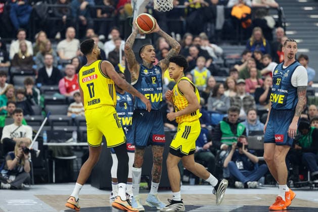 Michale Kyser EWE Baskets Oldenburg, 12 with Tomislav Zubcic EWE Baskets Oldenburg, 33 and Norris Agbakoko Alba Berlin, 17 , GER, Alba Berlin vs EWE Baskets Oldenburg, Basketball, BBL Pokal, BMW TOP FOUR, Semi-final, 2025 2026 season, 21 02 2026, GER, Alba Berlin vs EWE Baskets Oldenburg, Basketball, BBL Pokal, BMW TOP FOUR, Semi-final, 2025 2026 season, 21 02 2026 Munich Copyright: xEibner-Pressefoto JennixMaulx EP_JML
