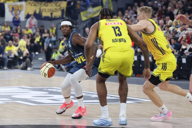 Brian Fobbs EWE Baskets Oldenburg, 04 with Jwan Roberts Alba Berlin, 13 and Sam Griesel Alba Berlin, 05 , GER, Alba Berlin vs EWE Baskets Oldenburg, Basketball, BBL Pokal, BMW TOP FOUR, Semifinal, Season 2025 2026, 21 02 2026, GER, Alba Berlin vs EWE Baskets Oldenburg, Basketball, BBL Pokal, BMW TOP FOUR, Semifinal, Season 2025 2026, 21 02 2026 Muenchen Copyright: xEibner-Pressefoto JennixMaulx EP_JML