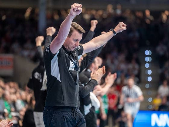 Filip Jicha, Head Coach THW Kiel clenches his fists, Frisch Auf Goeppingen vs THW Kiel, Handball, 1 Bundesliga, Men, Season 2025 2026, 21 02 2026, Frisch Auf Goeppingen vs THW Kiel, Handball, 1 Bundesliga, Men, Season 2025 2026, 21 02 2026 Goeppingen Copyright: xEibner-Pressefoto MichaelxSchmidx EP_MST